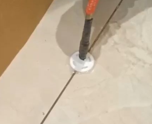 定日瓷砖空鼓维修公司专业解答瓷砖在铺贴过程中，如果没有涂抹均匀到位的粘结材料（如水泥砂浆或瓷砖胶），可能会导致以下问题