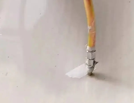 定日瓷砖空鼓维修公司专业解答在瓷砖铺贴过程中，如果使用的砂料过粗（如全部使用了粗砂），可能会导致以下问题