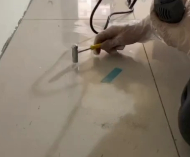 定日瓷砖开裂维修公司专业分享瓷砖在铺贴前如果没有沥干水分，将会导致以下问题