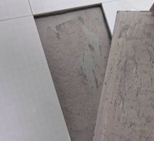 定日瓷砖空鼓维修公司分享瓷砖铺贴时如果打浆（即涂抹在瓷砖背面和基层上的砂浆或瓷砖胶）过少，会带来以下问题