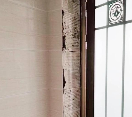 定日瓷砖空鼓免砸砖维修公司分享吸水砖泡水时间不够或过长都会对瓷砖铺贴效果产生影响